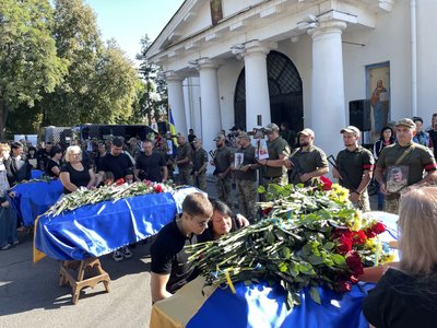 У Полтаві прощаються з шістьма загиблими від ракетного обстрілу 3 вересня У Полтаві прощаються з шістьма загиблими від ракетного обстрілу 3 вересня