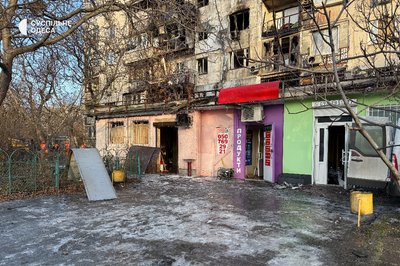 Вибило вікна, горіли будинки й автівки: фото наслідків нічної атаки на Одесу Вибило вікна, горіли будинки й автівки: фото наслідків нічної атаки на Одесу