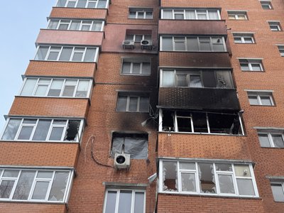 У Сумах російські військові двічі поцілили у квартиру багатоповерхівки У Сумах російські військові двічі поцілили у квартиру багатоповерхівки