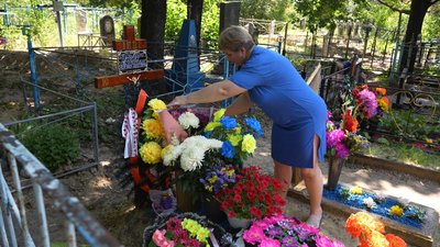 Перепоховали в іншому місті й не попередили дружину: у Миколаївці на Дніпропетровщині стався скандал на кладовищі Перепоховали в іншому місті й не попередили дружину: у Миколаївці на Дніпропетровщині стався скандал на кладовищі