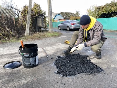 На Полтавщині волонтер самотужки латає ями на дорогах селища На Полтавщині волонтер самотужки латає ями на дорогах селища