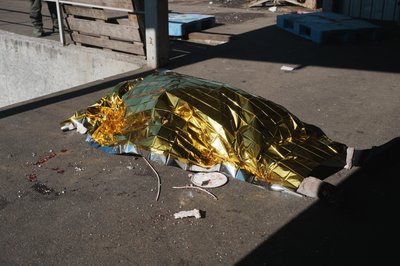 Тіло загиблого внаслідок удару безпілотника по підприємству харчової промисловості у Харкові, 11 березня 2026 року Тіло загиблого внаслідок удару безпілотника по підприємству харчової промисловості у Харкові, 11 березня 2026 року