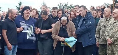 На Тернопільщині в останню дорогу провели захисника України Володимира Новоринського На Тернопільщині в останню дорогу провели захисника України Володимира Новоринського