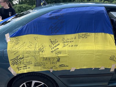 Прапор України із підписами