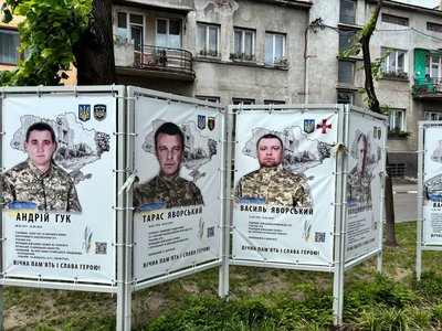 Банери з портретами загиблих військових у Стрию прикрасили стрічками Банери з портретами загиблих військових у Стрию прикрасили стрічками