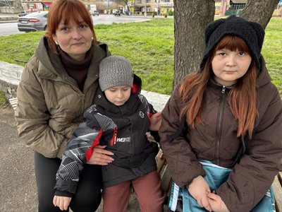 "Били струмом, поки дитина плакала у сусідній кімнаті": історія жінки, яка пережила окупацію "Били струмом, поки дитина плакала у сусідній кімнаті": історія жінки, яка пережила окупацію