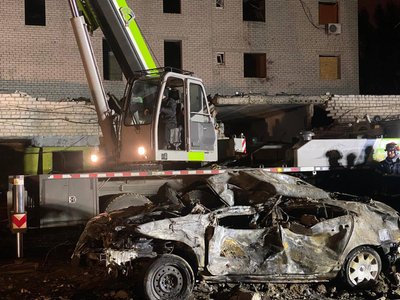 Техніка, яка працює на місці вибуху в гаражному кооперативі в Шевченківському районі Харкова Техніка, яка працює на місці вибуху в гаражному кооперативі в Шевченківському районі Харкова