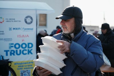 Жителям Дергачів роздають безплатні гарячі обіди 24 лютого 2025 року Жителям Дергачів роздають безплатні гарячі обіди 24 лютого 2025 року