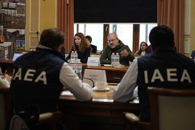 Міністр енергетики України Герман Галущенко зі своєю заступницею Світланою Гринчук під час зустрічі з головою МАГАТЕ Рафаелем Гроссі, Київ, 6 лютого 2024 року Міністр енергетики України Герман Галущенко зі своєю заступницею Світланою Гринчук під час зустрічі з головою МАГАТЕ Рафаелем Гроссі, Київ, 6 лютого 2024 року