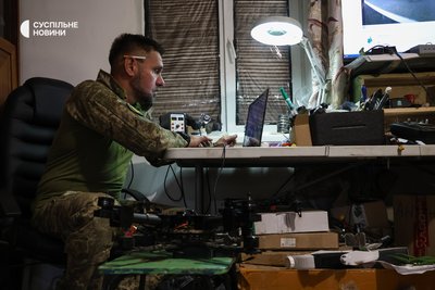 Салтівка працює в мобільній лабораторії дронів. Херсонщина, травень 2025 року Салтівка працює в мобільній лабораторії дронів. Херсонщина, травень 2025 року