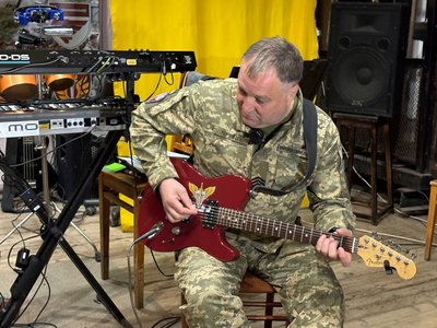 "Зустрічають невесело — проводжають добре", — Валентин Корінець, артист оркестру 199 навчального центру ДШВ "Зустрічають невесело — проводжають добре", — Валентин Корінець, артист оркестру 199 навчального центру ДШВ