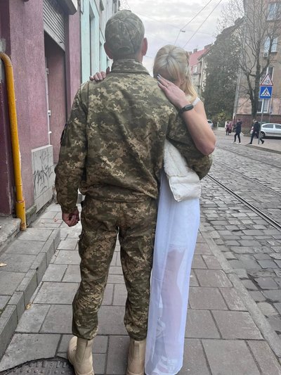 "Сім місяців тривав наш шлюб". Дружина морпіха про виїзд з окупації із чотирма дітьми "Сім місяців тривав наш шлюб". Дружина морпіха про виїзд з окупації із чотирма дітьми