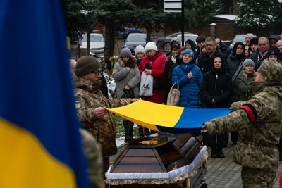 В Ужгороді попрощалися із захисником Валерієм Маковським В Ужгороді попрощалися із захисником Валерієм Маковським
