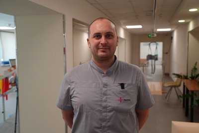 "Осколком відрізало одразу обидві ноги". На Дніпропетровщині ветеран війни вчиться самостійно ходити на протезах "Осколком відрізало одразу обидві ноги". На Дніпропетровщині ветеран війни вчиться самостійно ходити на протезах