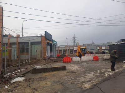 Біля метро "Деміївська" через просідання ґрунту демонтують частину магазинів — КМДА Біля метро "Деміївська" через просідання ґрунту демонтують частину магазинів — КМДА