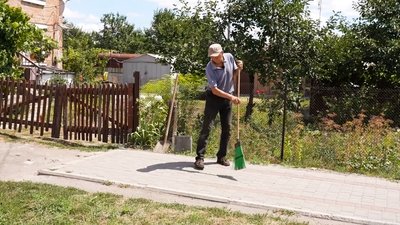 «Роблю місто красивим, як Харків»: як переселенець допомагає робити Помічну чистішою «Роблю місто красивим, як Харків»: як переселенець допомагає робити Помічну чистішою