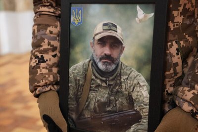 Майже два роки вважався зниклим безвісти: у Луцьку попрощалися з 41-річним Дмитром Бобровським Майже два роки вважався зниклим безвісти: у Луцьку попрощалися з 41-річним Дмитром Бобровським
