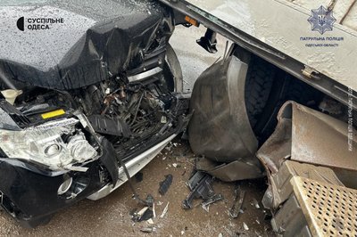 В Одесі сталася ДТП: зіткнулися легковик та вантажівка