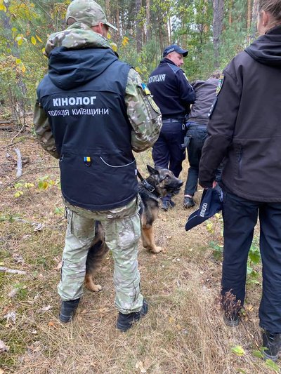 На Київщині поліція відшукала пенсіонера, який дві доби блукав у лісі На Київщині поліція відшукала пенсіонера, який дві доби блукав у лісі