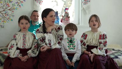 "У нашого народу не було дня без пісні": сім'я з Черкащини створила пісенну світлицю у своїй хаті "У нашого народу не було дня без пісні": сім'я з Черкащини створила пісенну світлицю у своїй хаті