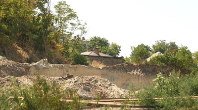 Обвал у Черкасах: схил біля підніжжя скверу Богдана Хмельницького укріплюють 12-метровими палями Обвал у Черкасах: схил біля підніжжя скверу Богдана Хмельницького укріплюють 12-метровими палями