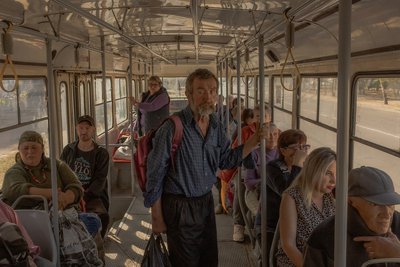 Місцеві їдуть у трамваї в місті Дружківка на Донеччині, 10 жовтня 2024 року Місцеві їдуть у трамваї в місті Дружківка на Донеччині, 10 жовтня 2024 року