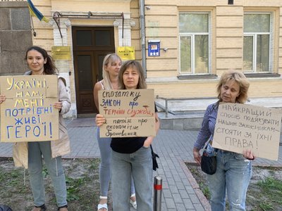 "Чому героїв зробили рабами?": у Києві розпочали безстроковий пікет за чіткі терміни служби "Чому героїв зробили рабами?": у Києві розпочали безстроковий пікет за чіткі терміни служби