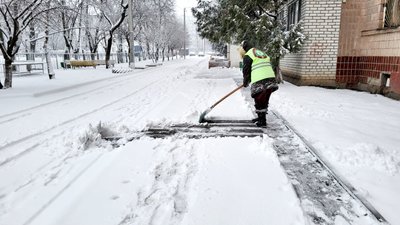 У Слобідському районі Харкова чистять сніг, 15 лютого 2025 року