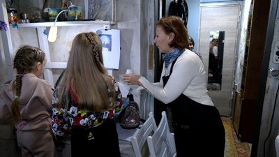 Переселенка зі Слов'янська організувала гурток з барельєфа для дітей на Вінниччині Переселенка зі Слов'янська організувала гурток з барельєфа для дітей на Вінниччині