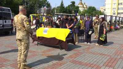 Був в АТО, а потім воював на Покровському напрямку: з сержантом Сергієм Козачуком попрощались у Рівному Був в АТО, а потім воював на Покровському напрямку: з сержантом Сергієм Козачуком попрощались у Рівному