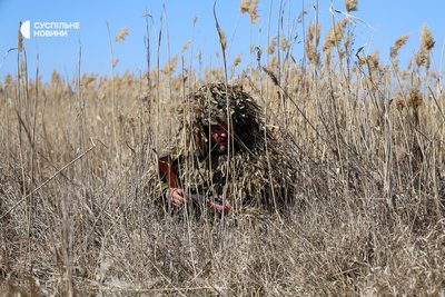 Військовий першого батальйону 40 ОБрБО із позивним "Заєць" у маскувальній кікіморі під час навчань морпіхів на півдні Військовий першого батальйону 40 ОБрБО із позивним "Заєць" у маскувальній кікіморі під час навчань морпіхів на півдні