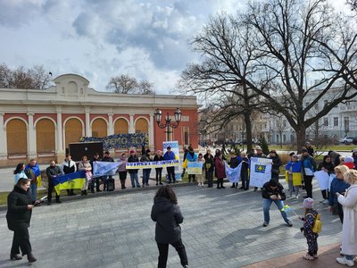"Мрія одна — щоб швидше звільнили рідне місто". Жителі Херсонщини в Одесі відзначили 72-річчя Нової Каховки "Мрія одна — щоб швидше звільнили рідне місто". Жителі Херсонщини в Одесі відзначили 72-річчя Нової Каховки