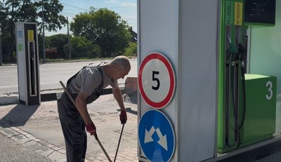 Працівник АЗС прибирає після влучання російської КАБ, Шевченківський район Харкова, 7 липня 2026 року Працівник АЗС прибирає після влучання російської КАБ, Шевченківський район Харкова, 7 липня 2026 року