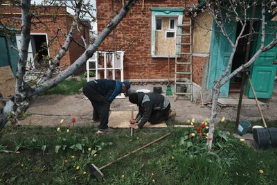 Жителі Чугуєва закривають вікна, які були пошкоджені внаслідок влучання російського БпЛА, 28 квітня 2026 року Жителі Чугуєва закривають вікна, які були пошкоджені внаслідок влучання російського БпЛА, 28 квітня 2026 року