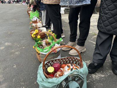 Люди зібрались біля храму на спільну молитву та освячення кошиків, 11 квітня 2026 року, Хмельницький Люди зібрались біля храму на спільну молитву та освячення кошиків, 11 квітня 2026 року, Хмельницький