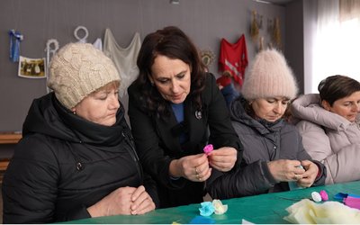 Показували хустки і вчили робити віночки: у Черкасах відкрили виставку "Весільні обереги долі"