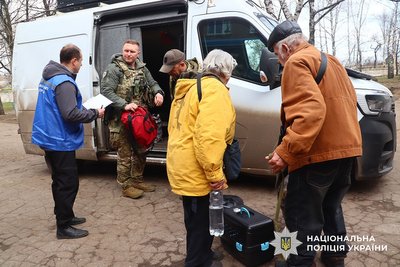 З Дружківки евакуювали жінку, яка втратила пам'ять після влучання у будинок, та подружжя З Дружківки евакуювали жінку, яка втратила пам'ять після влучання у будинок, та подружжя