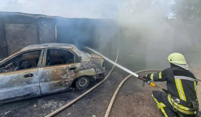 Рятувальники ліквідували пожежу в гаражному кооперативі у Харкові Рятувальники ліквідували пожежу в гаражному кооперативі у Харкові