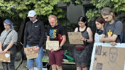 В Ужгороді 28 день поспіль проводять мирну акцію проти відставки ексміністра оборони Федорова В Ужгороді 28 день поспіль проводять мирну акцію проти відставки ексміністра оборони Федорова