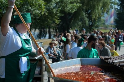 Варили дві тисячі літрів борщу, щоб допомогти ЗСУ: в Черкасах встановили рекорд України Варили дві тисячі літрів борщу, щоб допомогти ЗСУ: в Черкасах встановили рекорд України