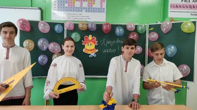"Наша школа перетворилася на купу цегли". У Басівській школі на Сумщині продзвонив останній дзвоник "Наша школа перетворилася на купу цегли". У Басівській школі на Сумщині продзвонив останній дзвоник