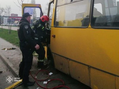 У Києві маршрутка влетіла в електроопору: водія затисло між сидінням