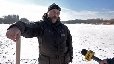 "Не лізти туди, куди не треба": як відбувається зимова риболовля на річці Стир у Луцьку "Не лізти туди, куди не треба": як відбувається зимова риболовля на річці Стир у Луцьку