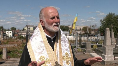 «Пам'ять починає процвітати». Священнику УГКЦ, якого вбили у тюрмі НКВС, освятили меморіальну дошку на Рівненщини
