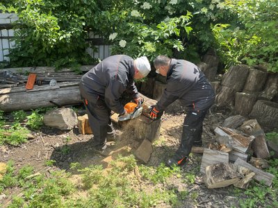 Соцпрацівники допомагають розпиляти дрова жительці Печенізької громади, червень 2026 року Соцпрацівники допомагають розпиляти дрова жительці Печенізької громади, червень 2026 року