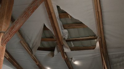 Без вікон та дверей. Як у селі на Франківщині мешкають люди після ракетного обстрілу РФ Без вікон та дверей. Як у селі на Франківщині мешкають люди після ракетного обстрілу РФ