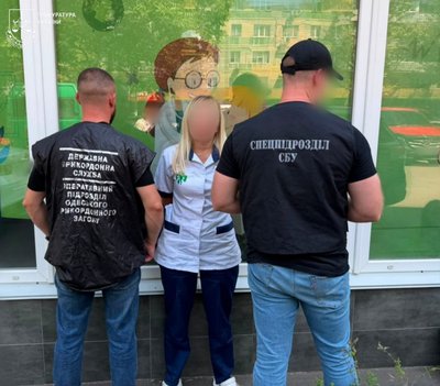 Інвалідність за $4000: в Одесі трьох медиків підозрюють в організації виїзду чоловіків за кордон Інвалідність за $4000: в Одесі трьох медиків підозрюють в організації виїзду чоловіків за кордон