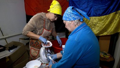 Відбивні, котлети, домашня ковбаса: волонтерки Вінниччини готують для оборонців Відбивні, котлети, домашня ковбаса: волонтерки Вінниччини готують для оборонців