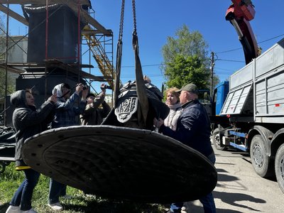 У Полтаві під час демонтажу пам’ятника на місці відпочинку Петра І виявили зображення орла У Полтаві під час демонтажу пам’ятника на місці відпочинку Петра І виявили зображення орла