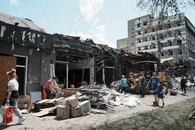 Торгові павільйони у Чугуєві, які були пошкоджені внаслідок ракетного удару